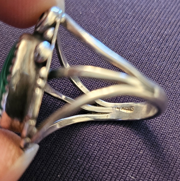Vintage Navajo sterling silver ring with a malachite stone - Picture 5 of 8